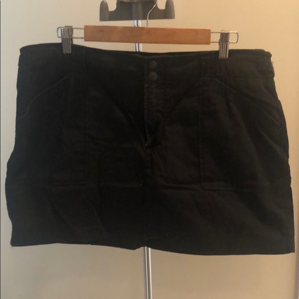 Black skirt with pockets